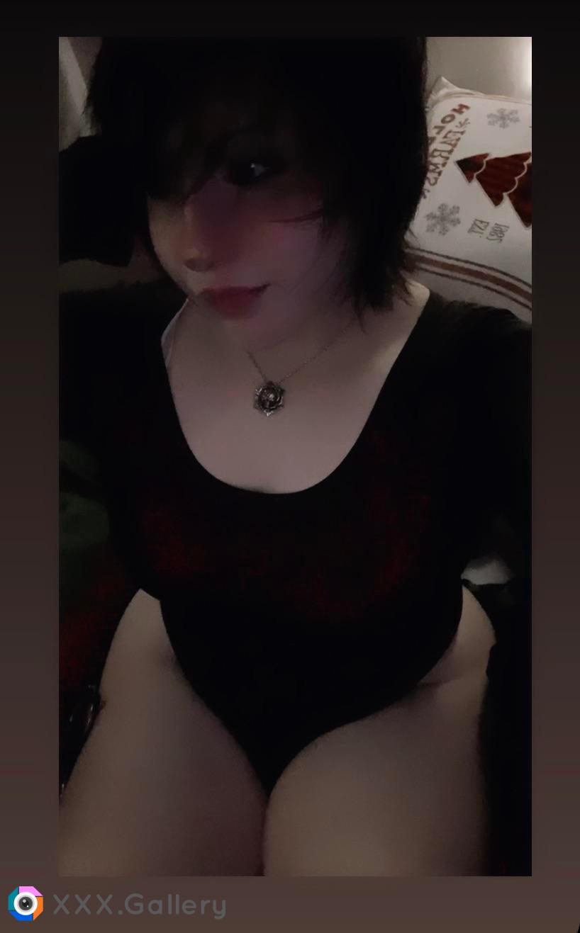 Emo girl with thick thighs