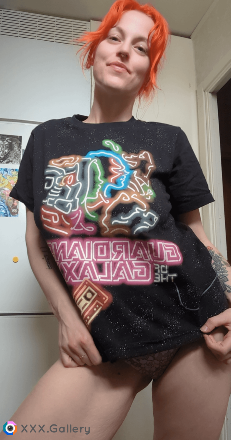 Good morning, or maybe good night to most of you 😘💋 I really like this neon print on my Guardians of the Galaxy t-shirt I use to sleep in sometimes. Do you have a fave t-shirt print?