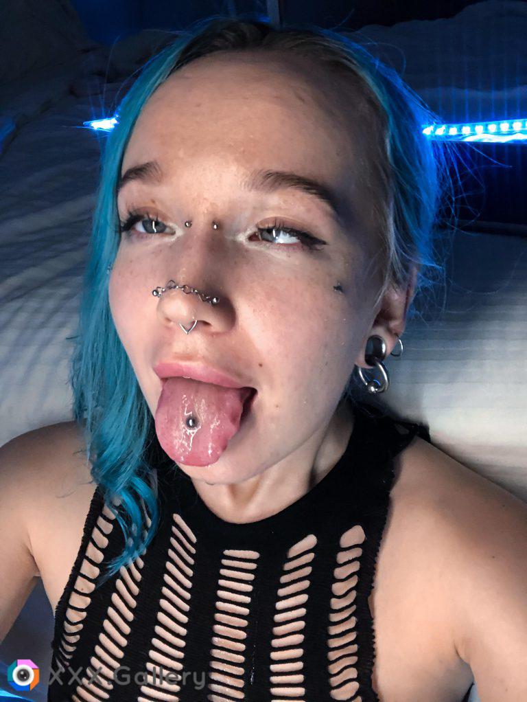 A new ahegao from little Scarlet.