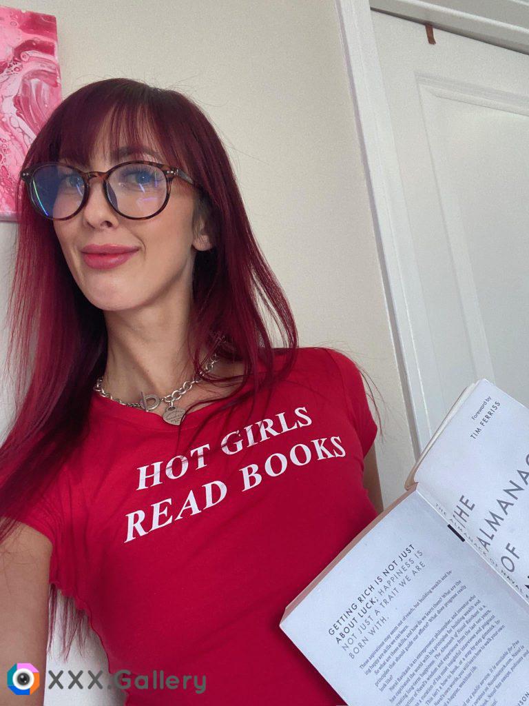 It's true, hot girls read books!