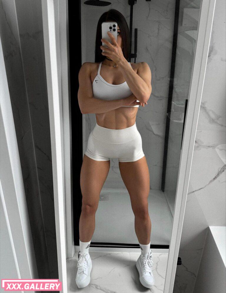 abs and legs flexing