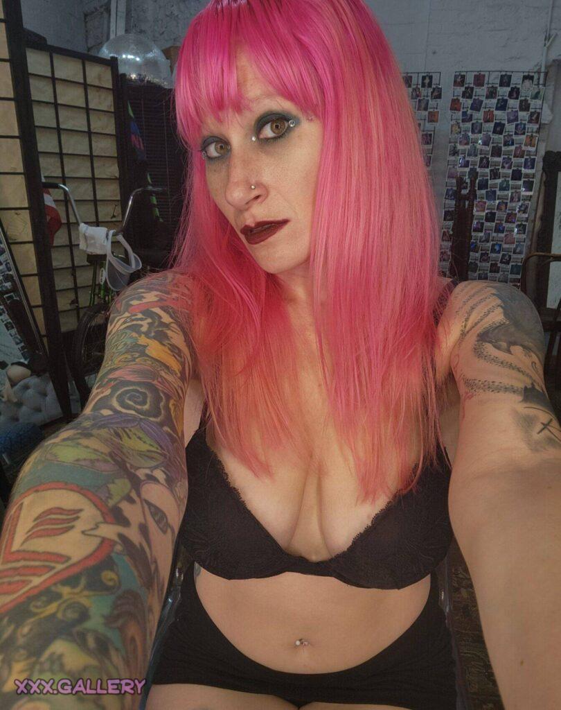 Anyone know how to remove stubborn lipstick stains? 👄