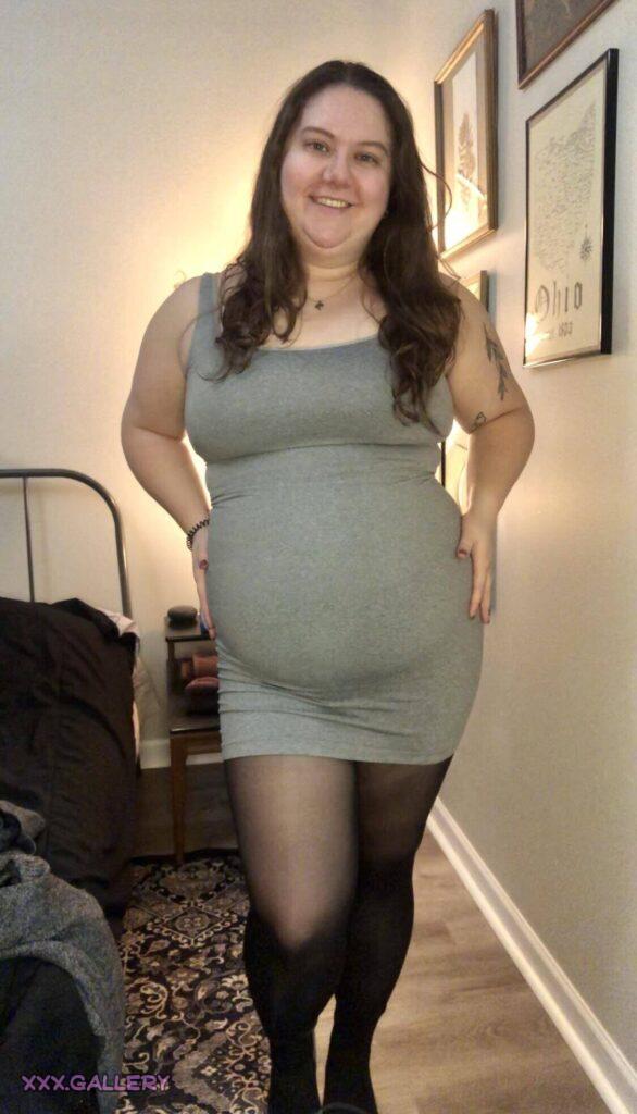 Curvy Cutie Rocking a Form-Fitting Outfit 🌺