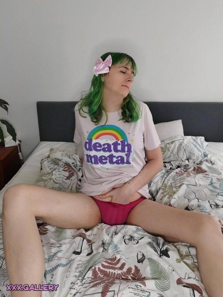 Rocking out to the ultimate playlist 🤘💚🖤