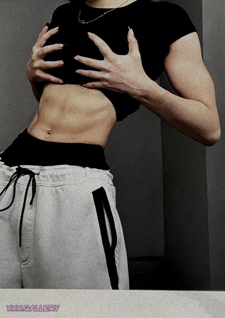 I can’t get enough of this mysterious shredded woman