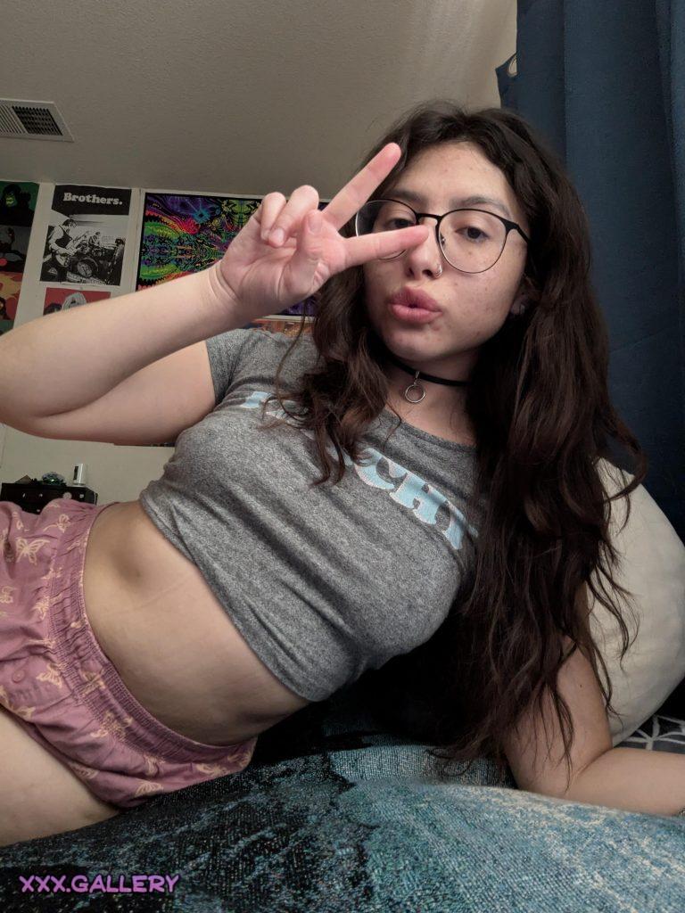 Just chilling without a bra, feeling so free 💕