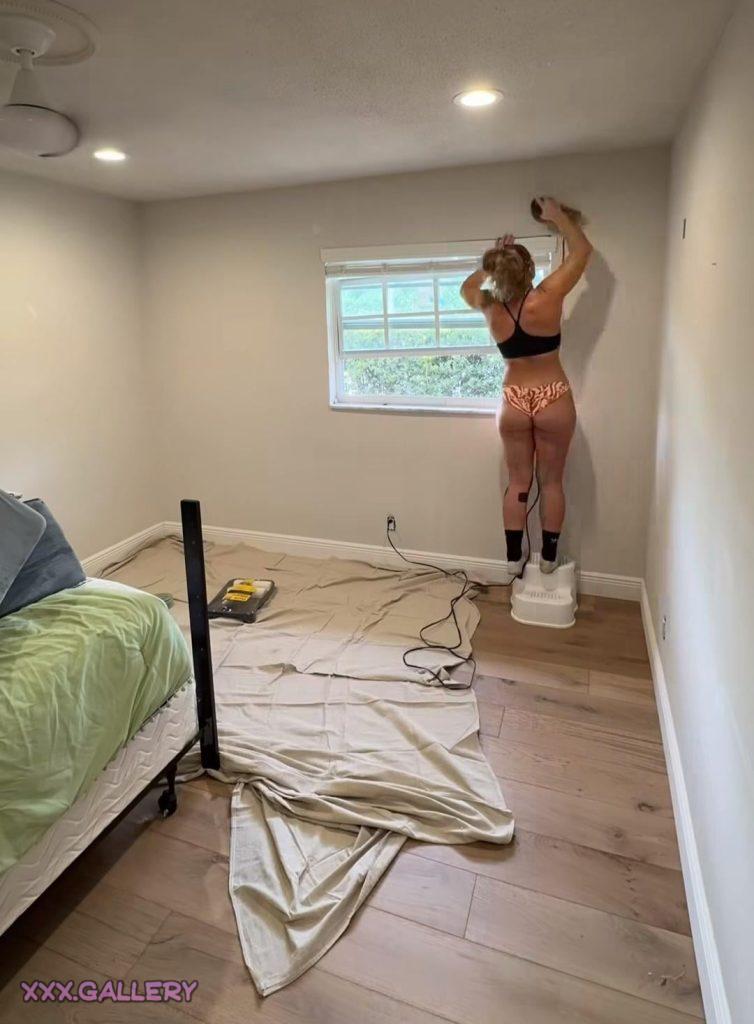 Muscle Babe Flexing in the Gym