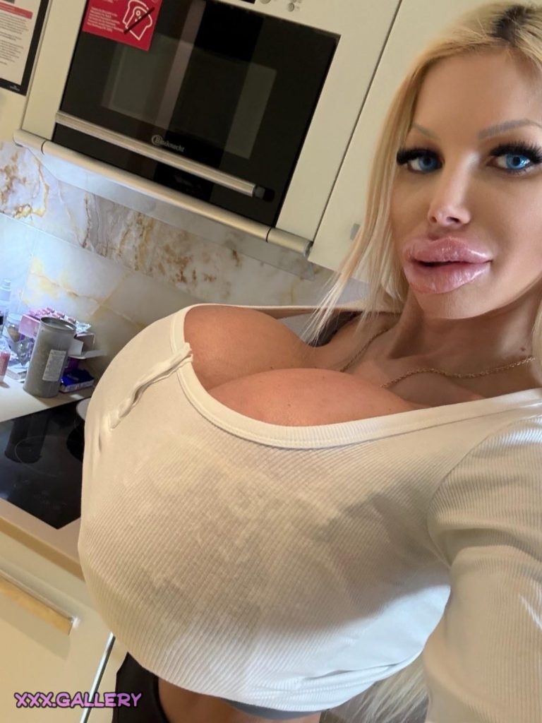 Check out this futuristic take on the classic stay-at-home mom look! 1 Check out this futuristic take on the classic stay at home mom look