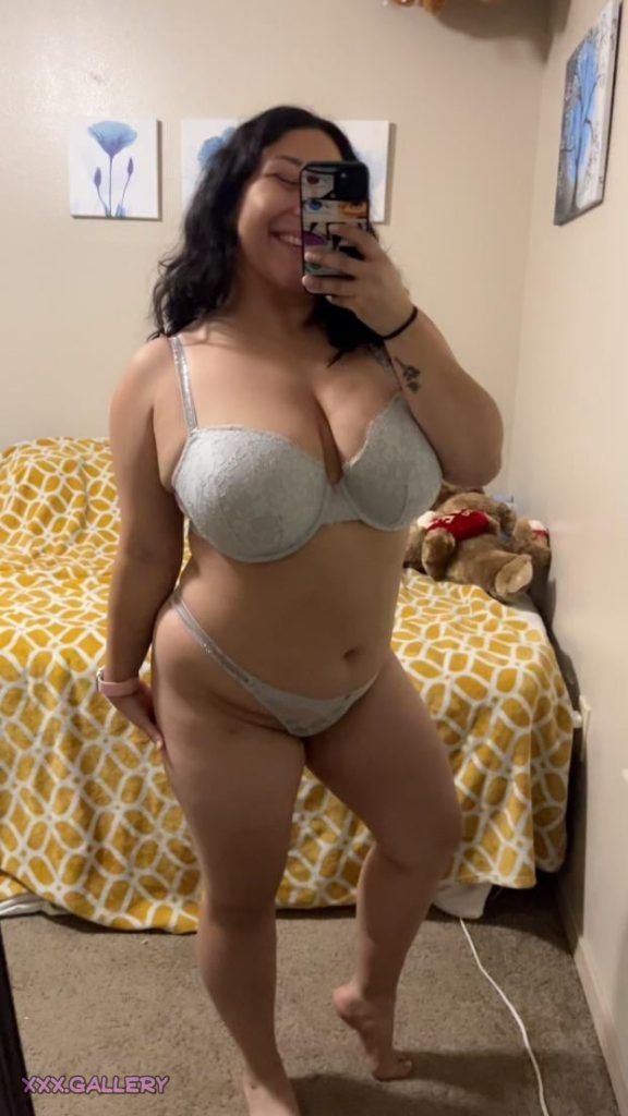 Do Curvy Latinas Catch Your Eye?