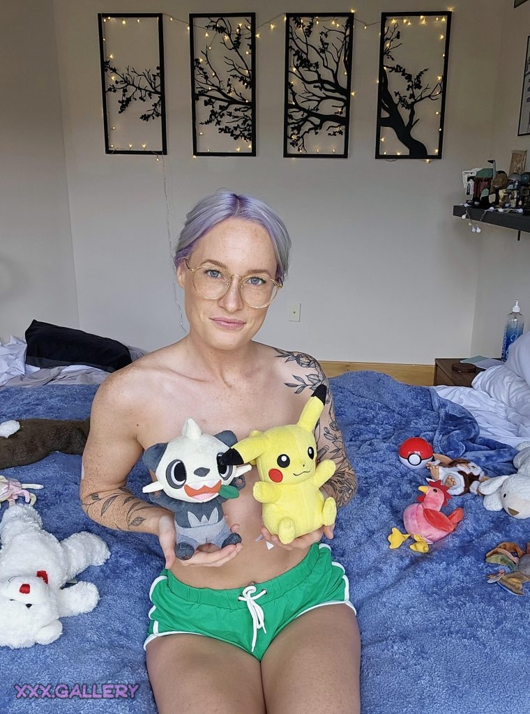 Does this Pokenerd gf have what it takes to be your dream geeky partner