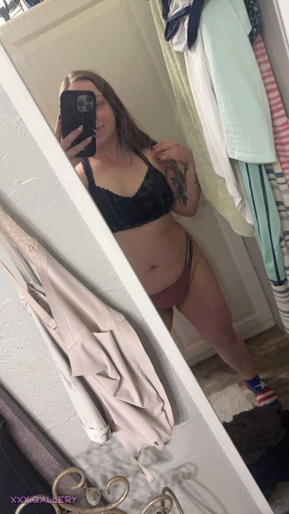 Feeling the urge to grab onto those curves from behind 😏