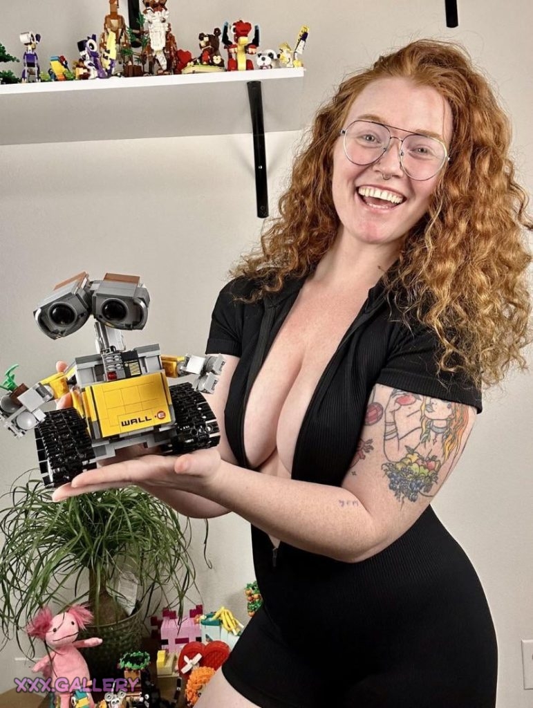 Geeky Debate: Cuter than a Robot? 1 Geeky Debate Cuter than a Robot