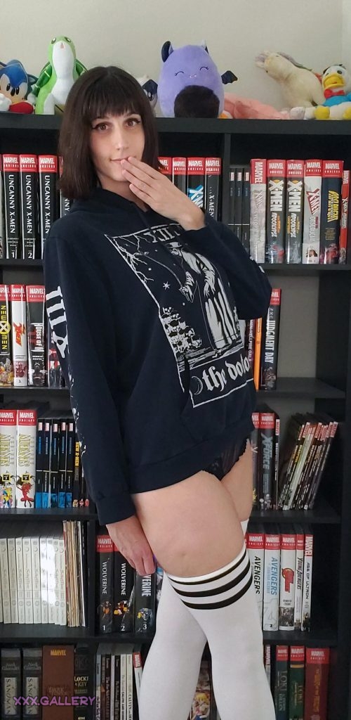 Geeky Girls Essentials: Hoodie, Thigh Highs, Comics, Oh My!