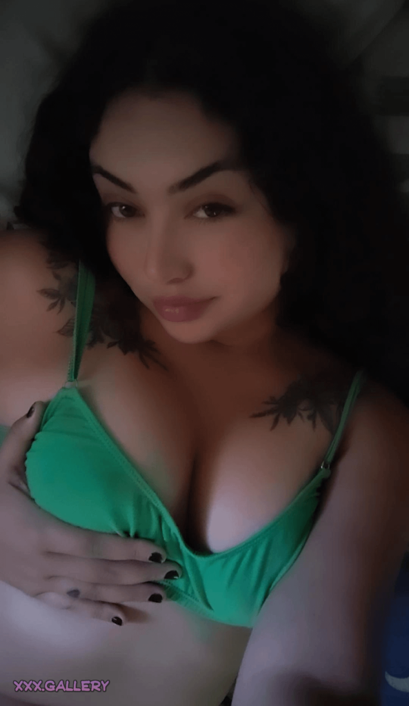 Hot Brunette Ready to Entice You 😏