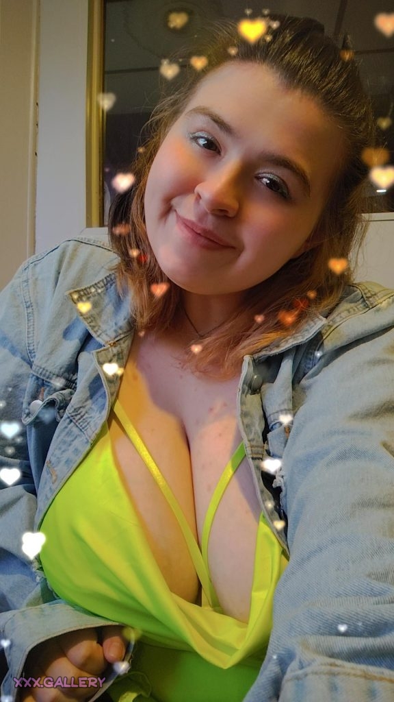 Should I Treat this Curvy Lady to a Drink? 1 Should I Treat this Curvy Lady to a Drink