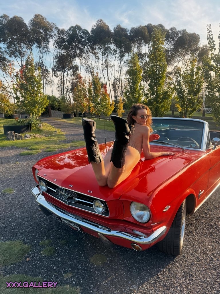 Sizzling babe flaunting her curves in a fast car dont miss out