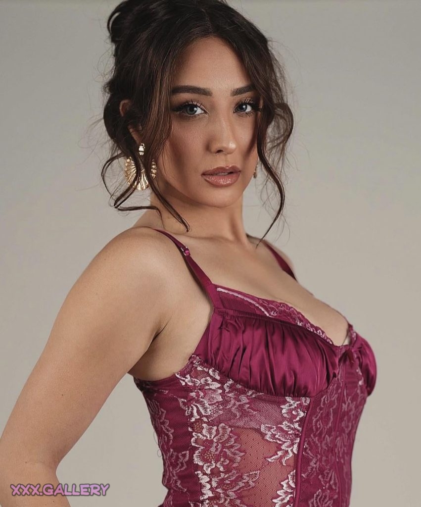 Sultry Brunette Beauty [irtr]