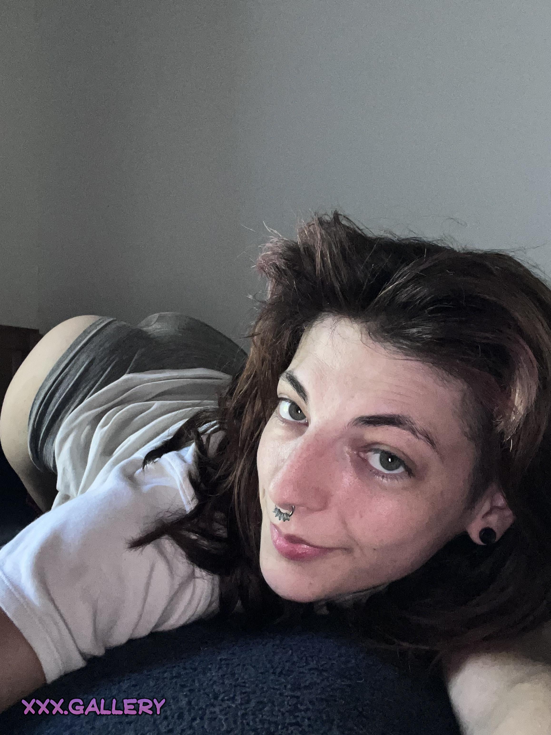 Sexy Brunette Invites You to Join Her In Bed 🍑💋