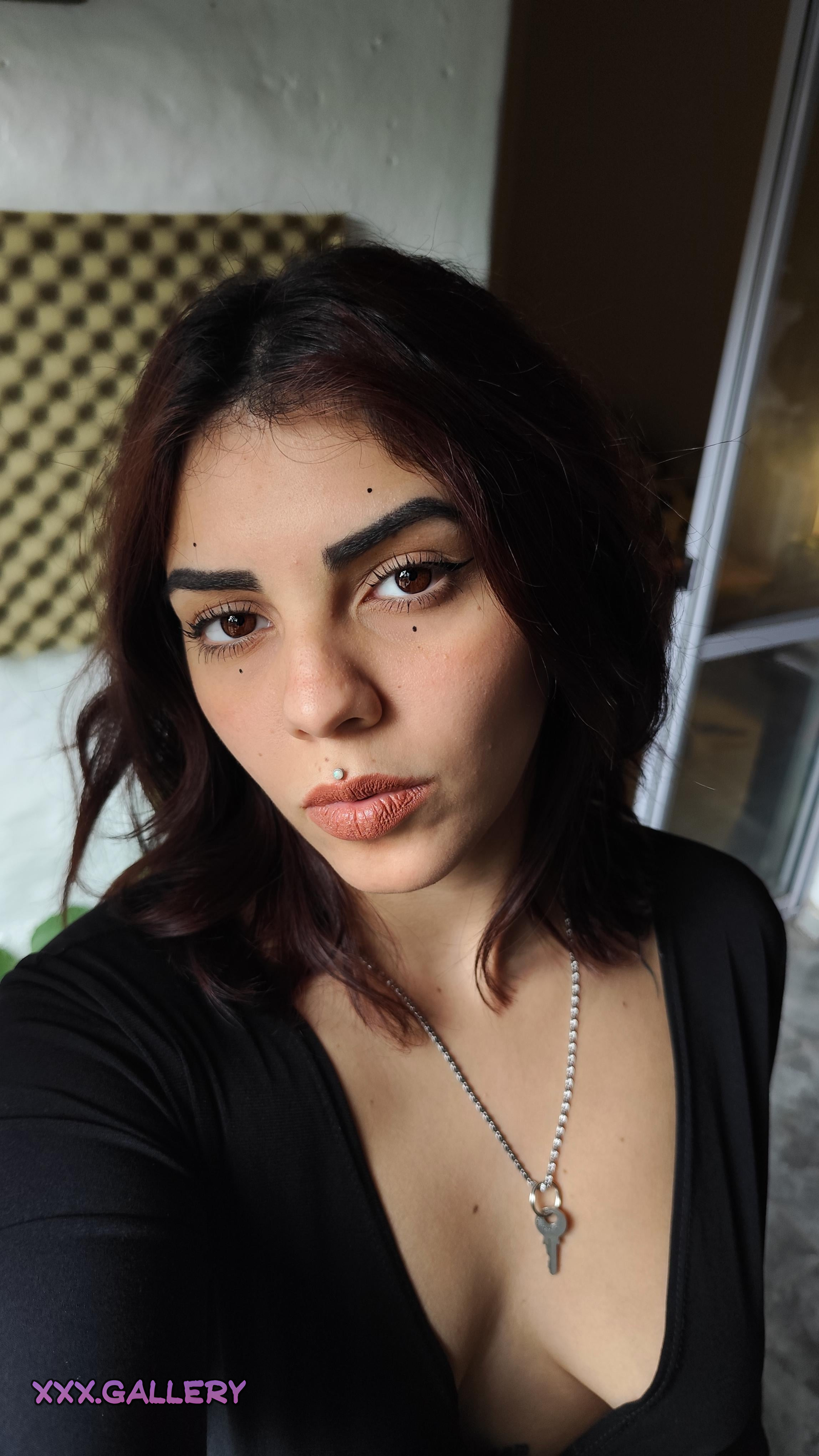 Why Brunettes Have a Sensual Allure: Unleashing Their Sexy Charm 🫦 1 1o5j642 hd