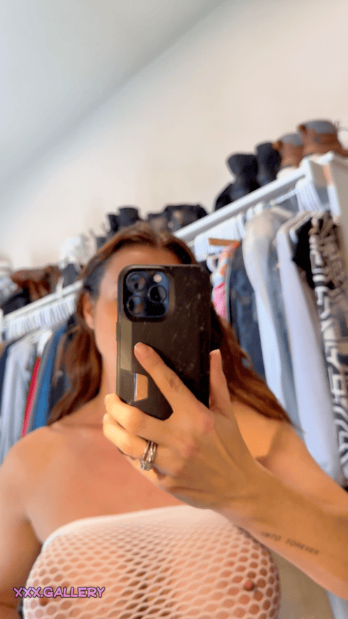 Mirrors Can Deceive: A Surprising Perspective on Large Breasts π€© 4 1pjnvb3 hd