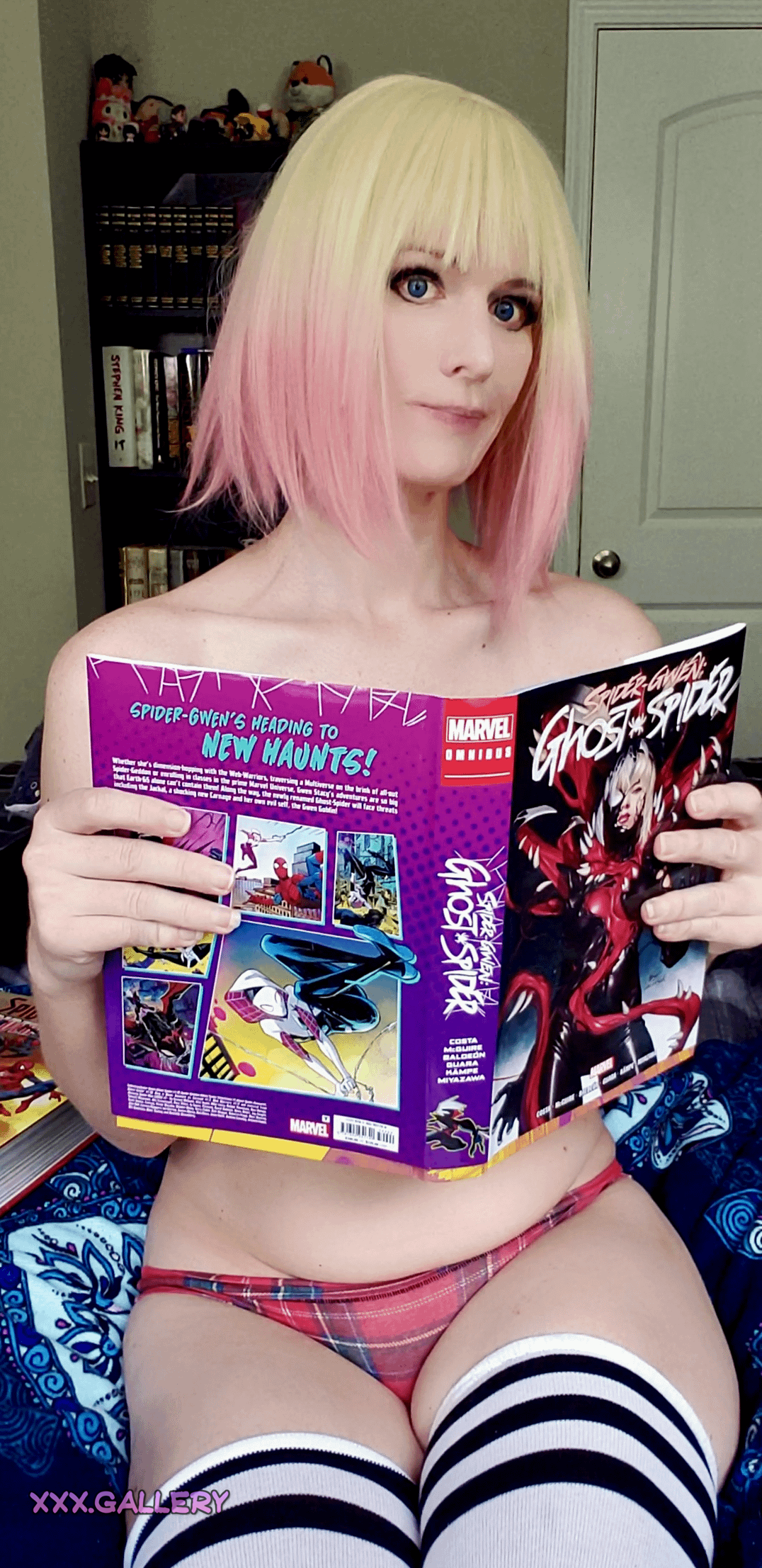 Indulging in a Geeky Marathon: Bed, Comics, and a Quirky Companion ποΈπ±π¬ 3