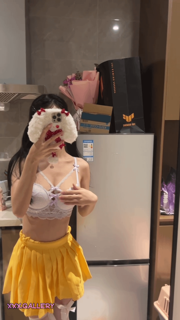 18-Year-Old Chinese Beauty: Strip Tease for Your Desire πΆοΈ 4 1poumw0 hd