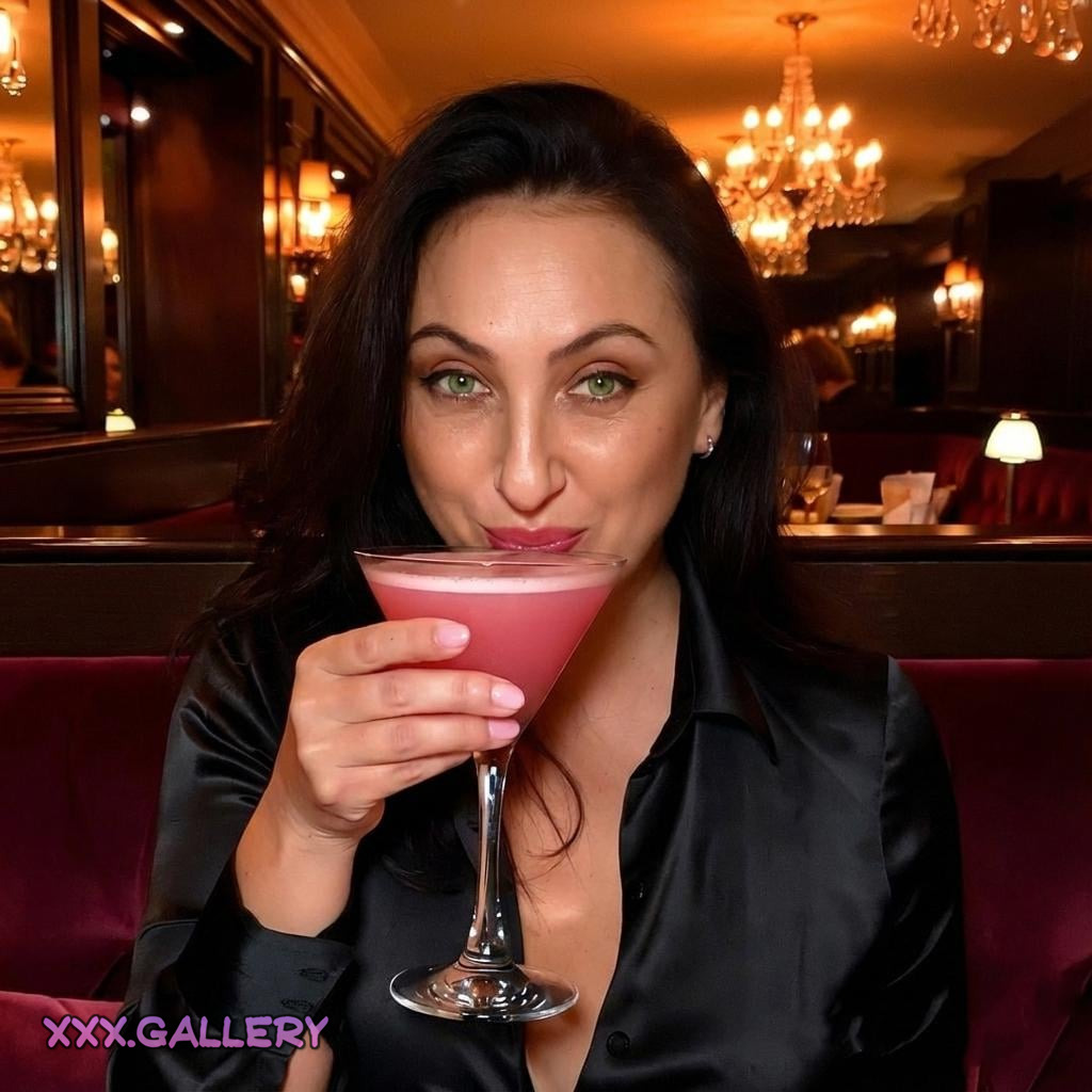 Savoring the Sensuality of Brunettes: Luscious Lips π 6