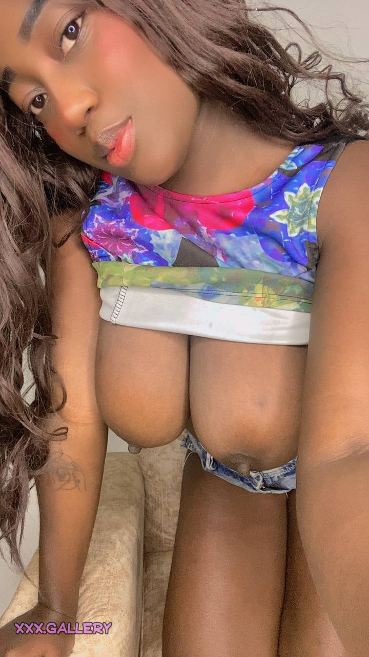 Which Seductive Siren Tugs at Your Heartstrings in This Monochrome Masterpiece? π 5 1pmtv1c hd