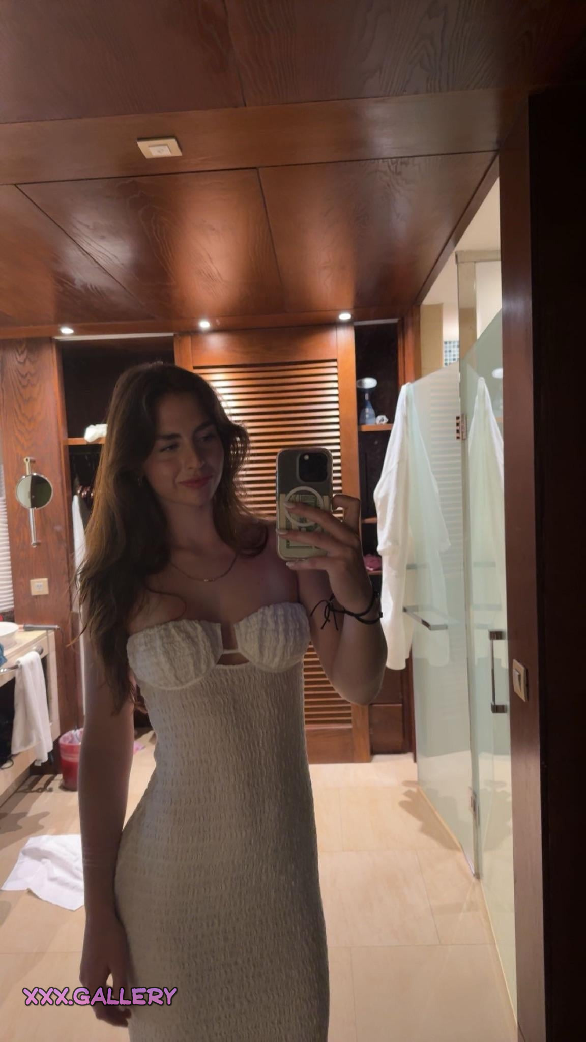 Alluring Charlotte: A Vision of Radiant Beauty ๐น 8