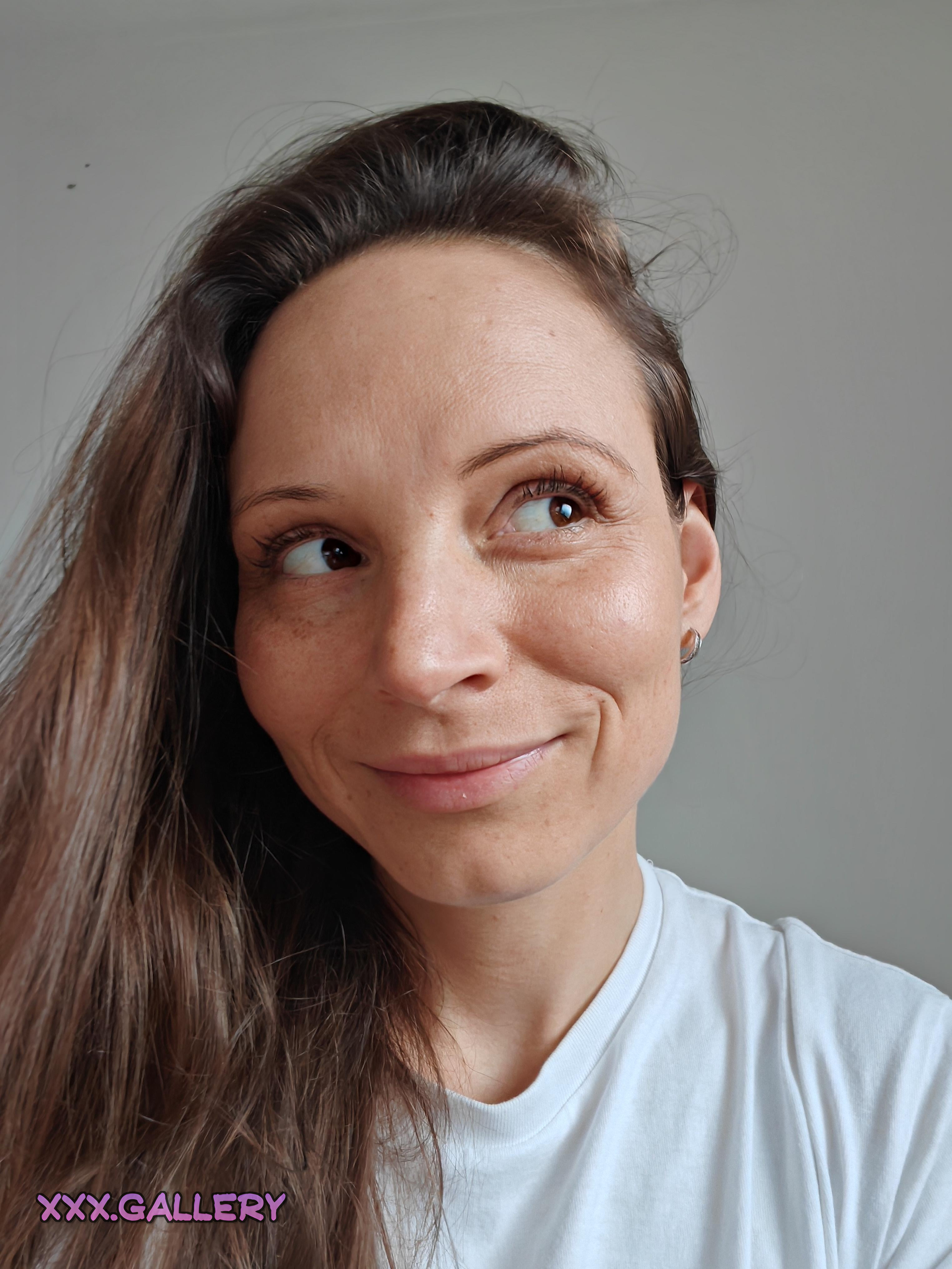 Pondering Over a Brunette’s Allure 💭🍷