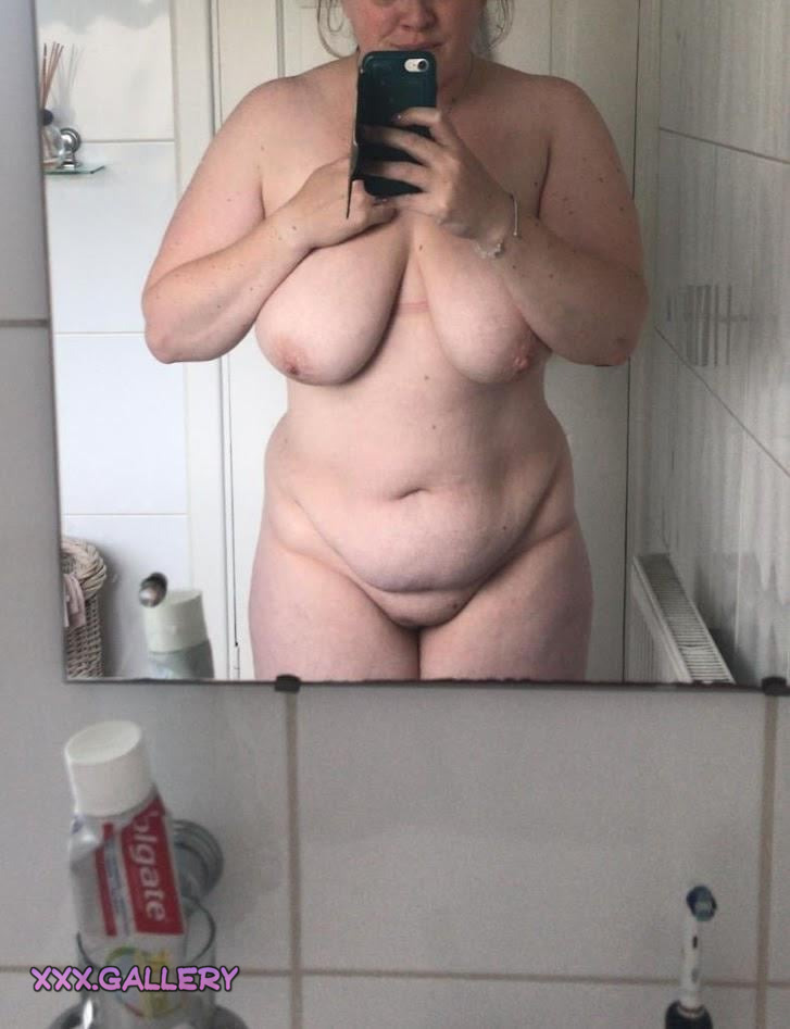 Curvy Goddess Invites You to Claim Her Passionately: 💋🍑