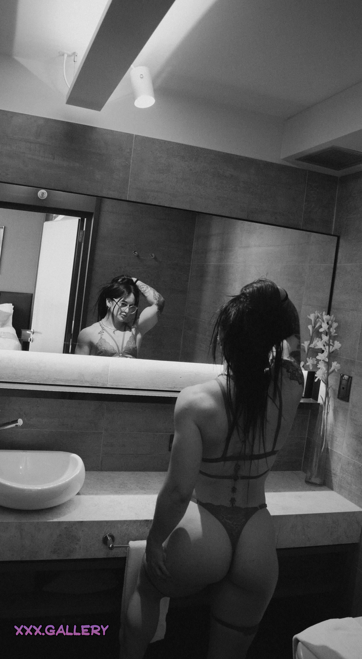 Appreciating the Scenic Rear View 🍑 in Fitness 🏋️