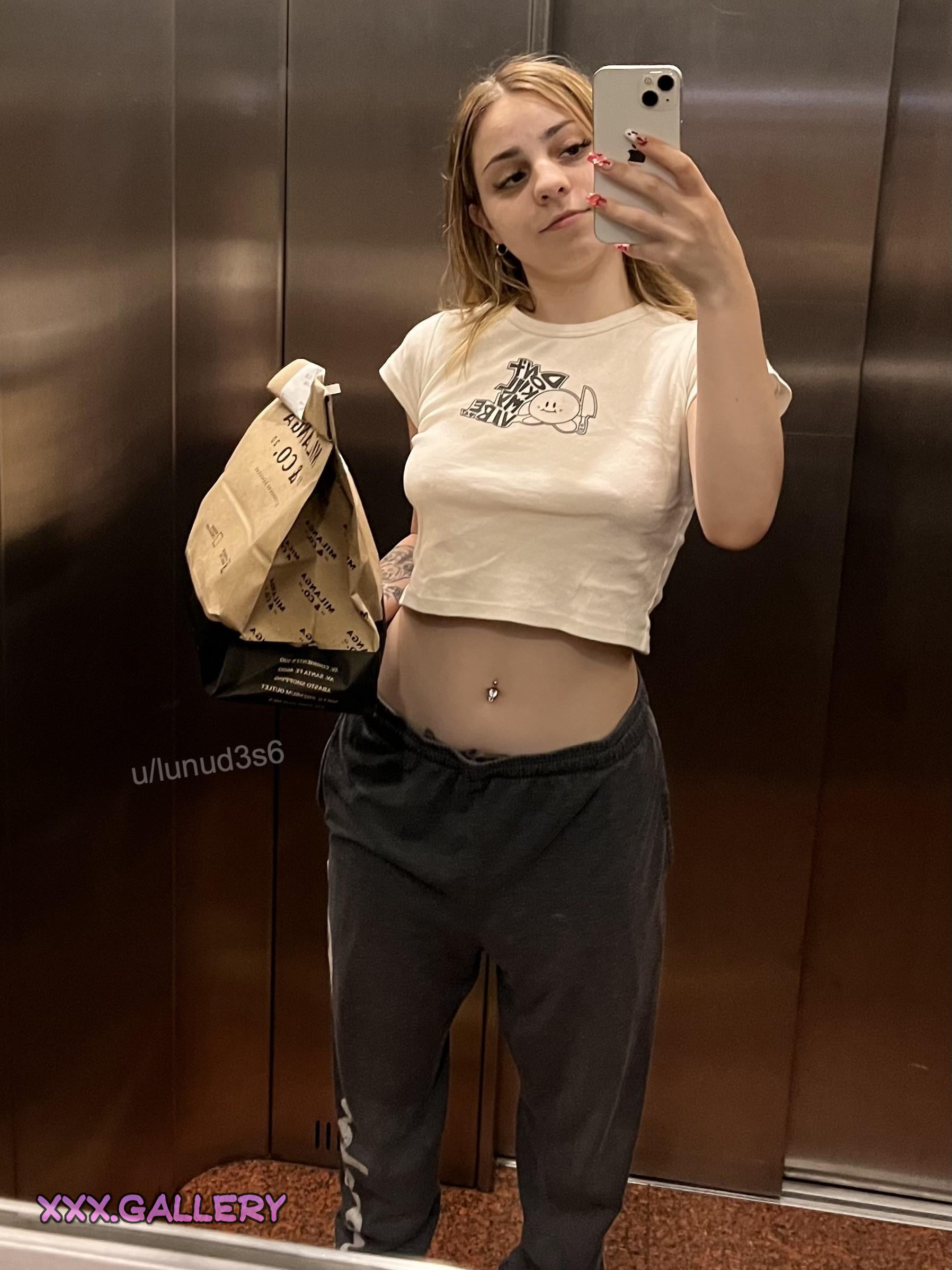 Unsupported but Comfortable: A Peek at Barefoot Busty Beauties 👣