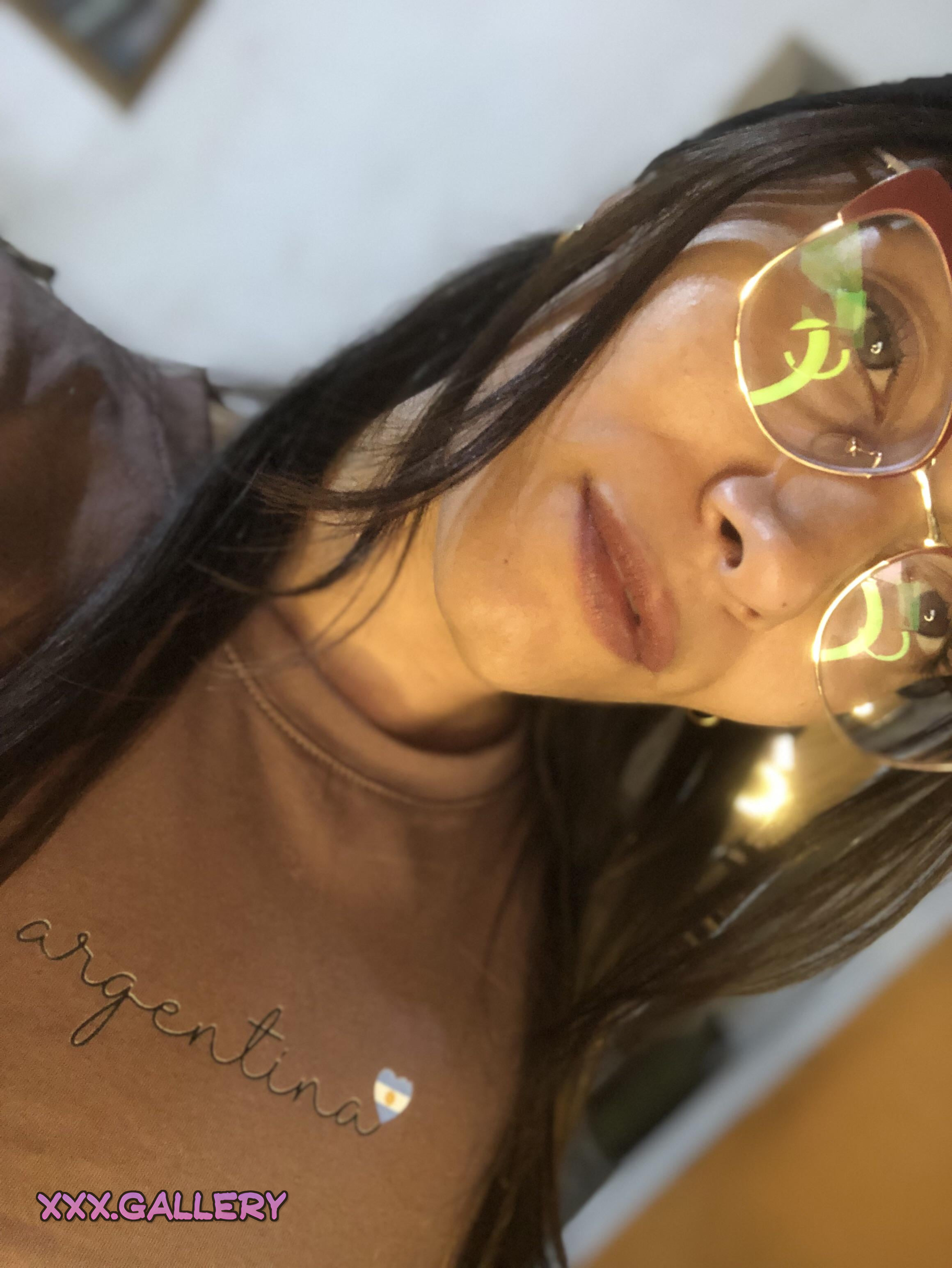 Claiming the Title of Best Country Singer and the Most Alluring Brunette 🏆💋