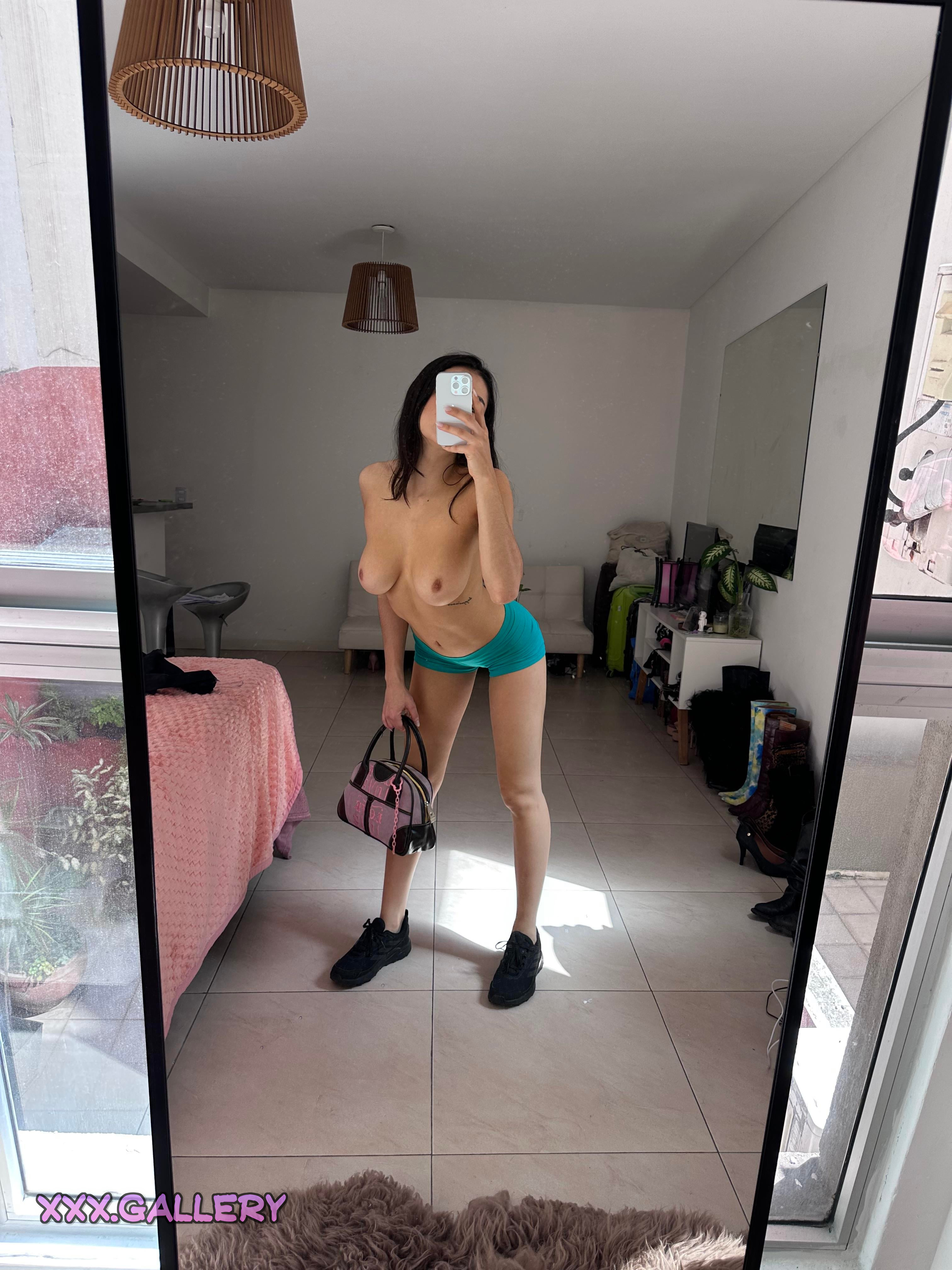 Asian Goddess Struts Her Stuff in Gym Selfie 🏋️💃