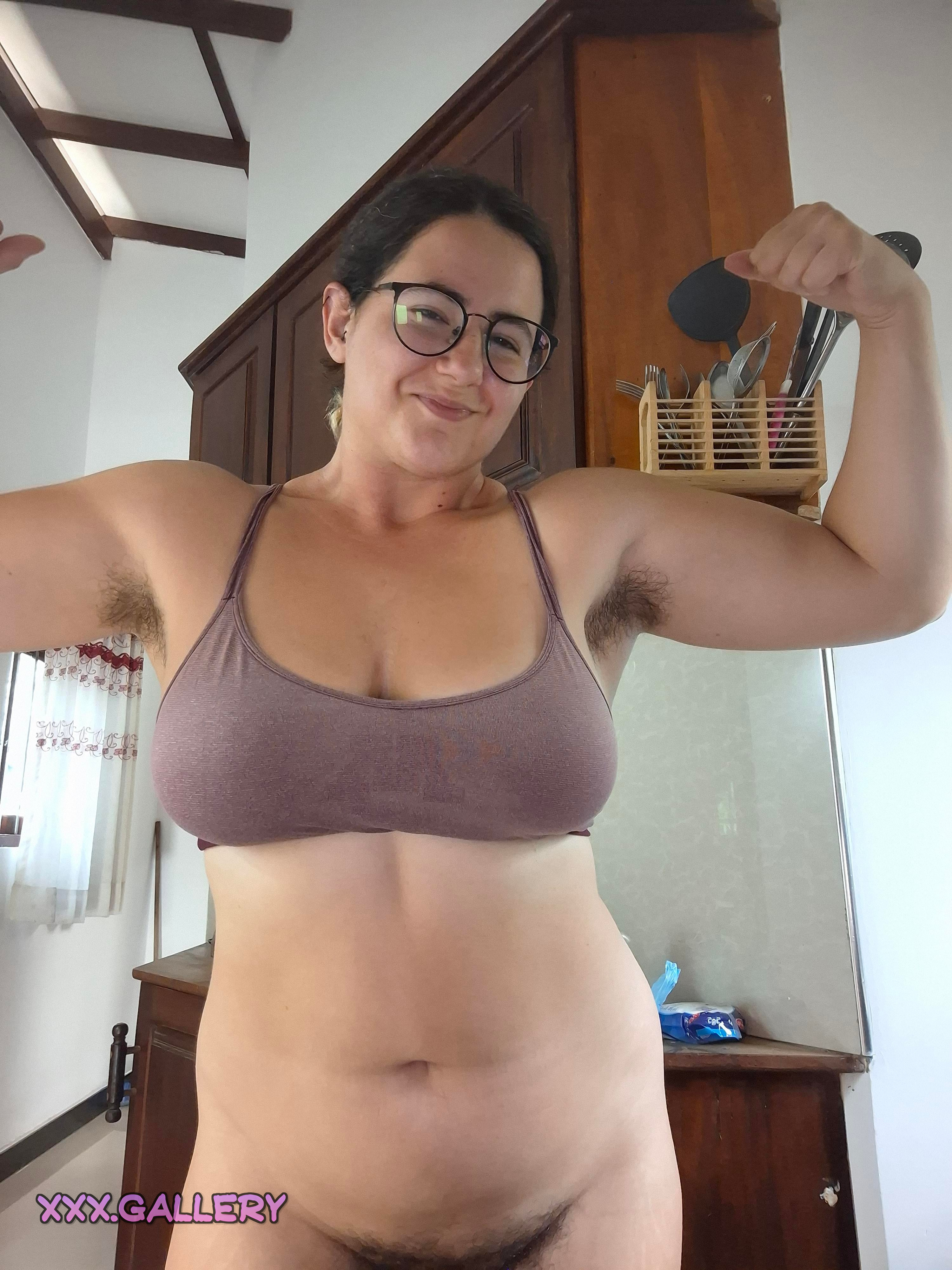 Muscle Mommy’s Hairy Armpits and Full Bush 🌴 – A Surprising Mix of Cute and Seductive