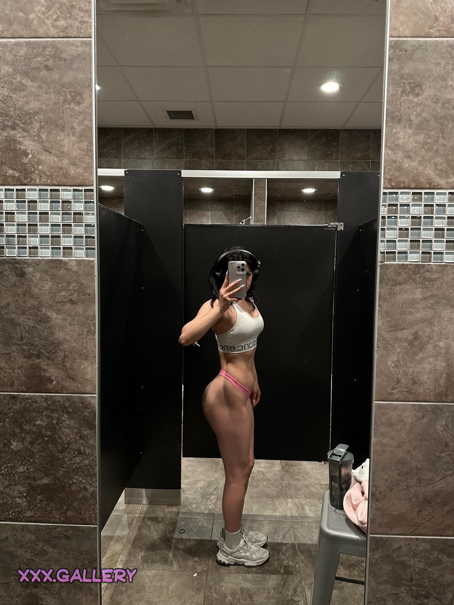 Thoughts on Curvy Girls with Defined Muscles 🏋️💃️?