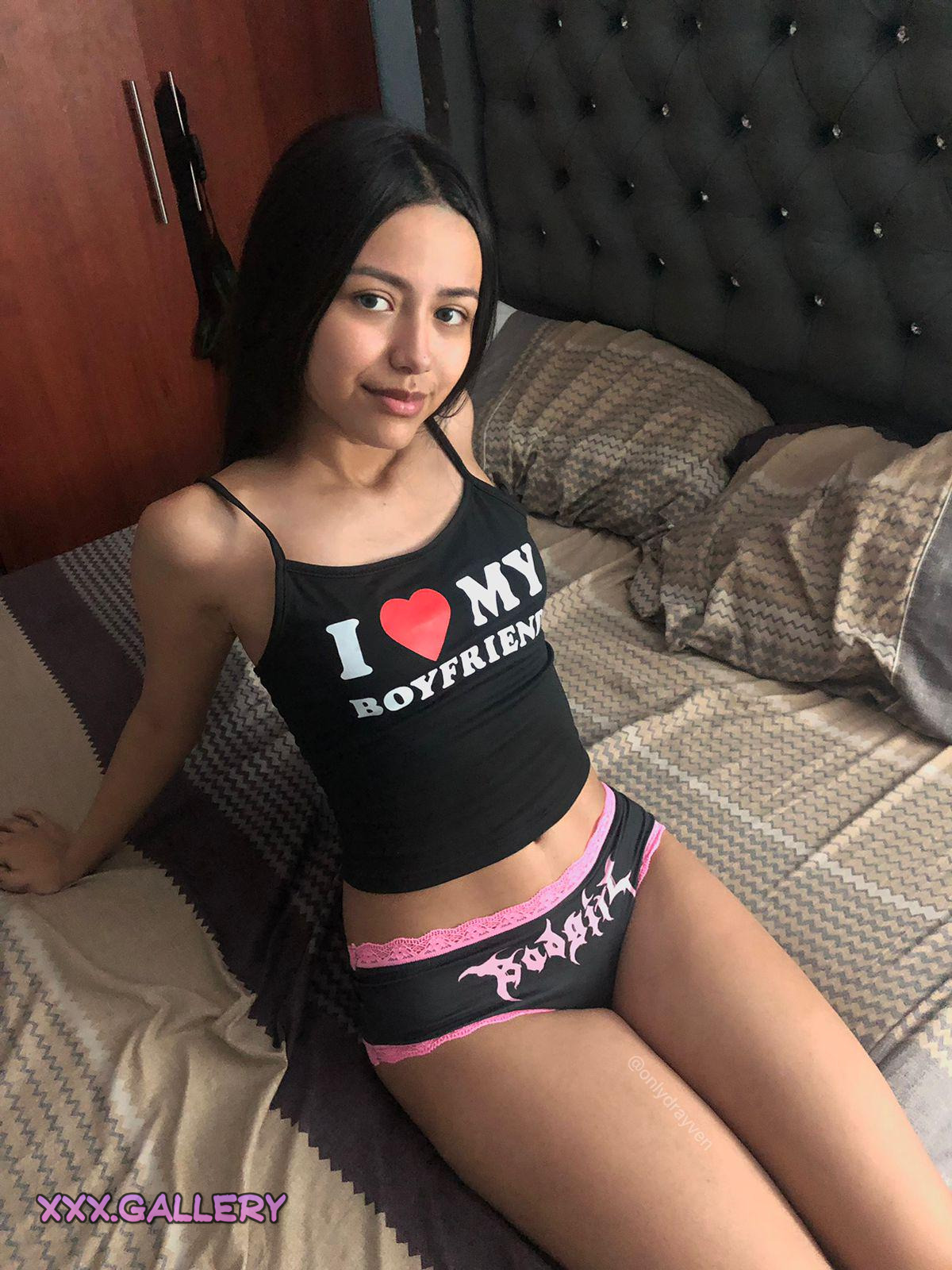 Inviting Brunette Beauty: Sit. Relax. Enjoy 💘