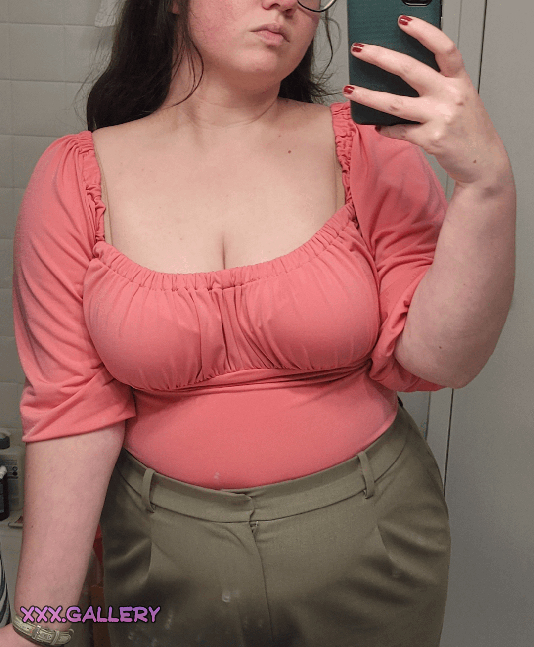 Curvy Girl’s Bold Encounter with HR: Boobs So Good They Raised Eyebrows 😜