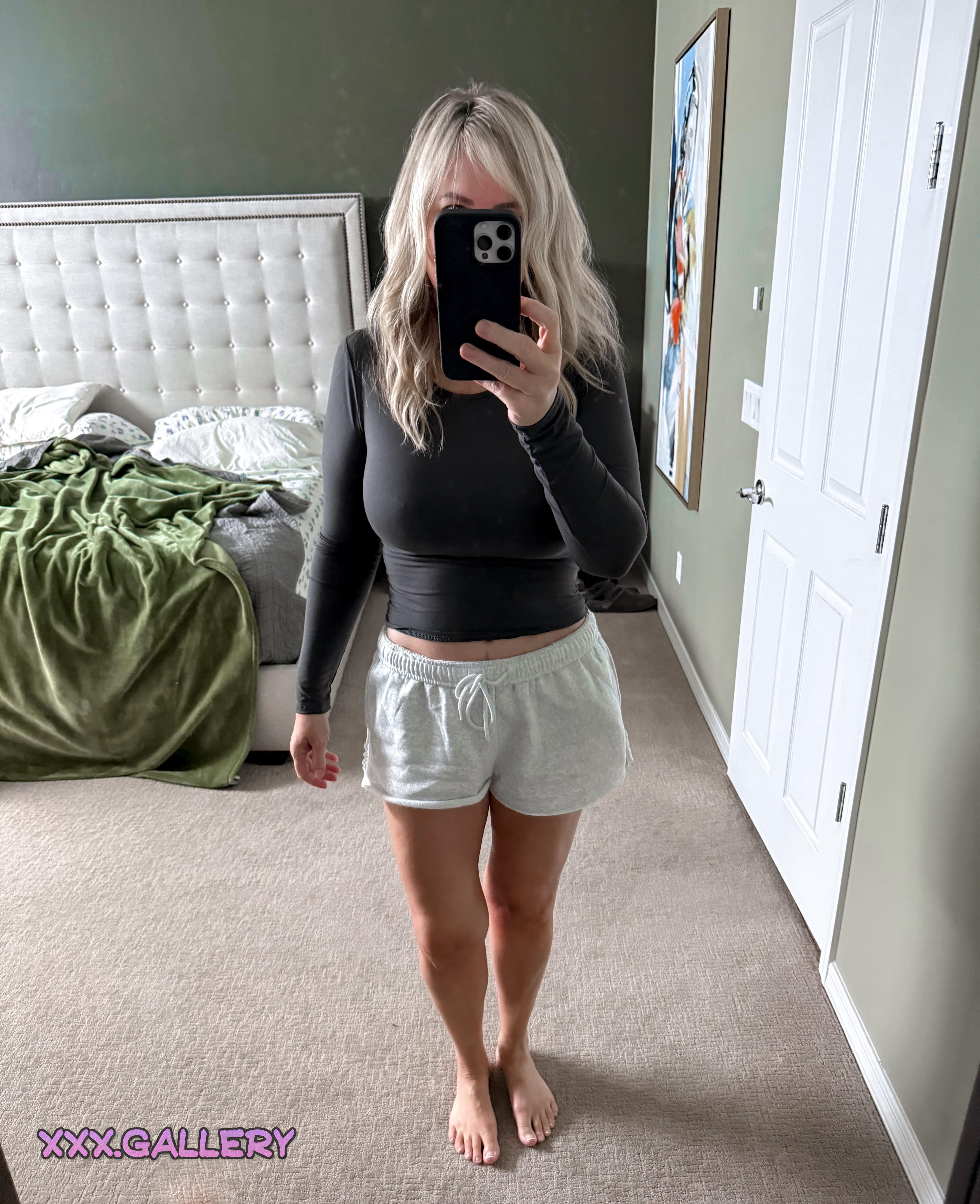 Blonde Babe’s Surprising Selfie 💡