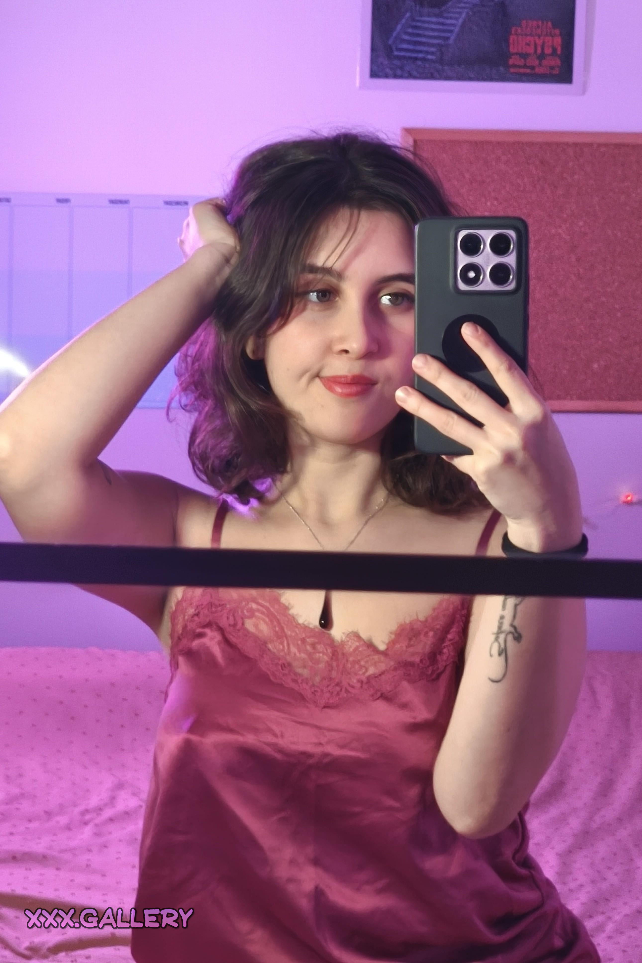 Brunette Babe: Let Me Be Your Seductive Surprise Tonight 💋