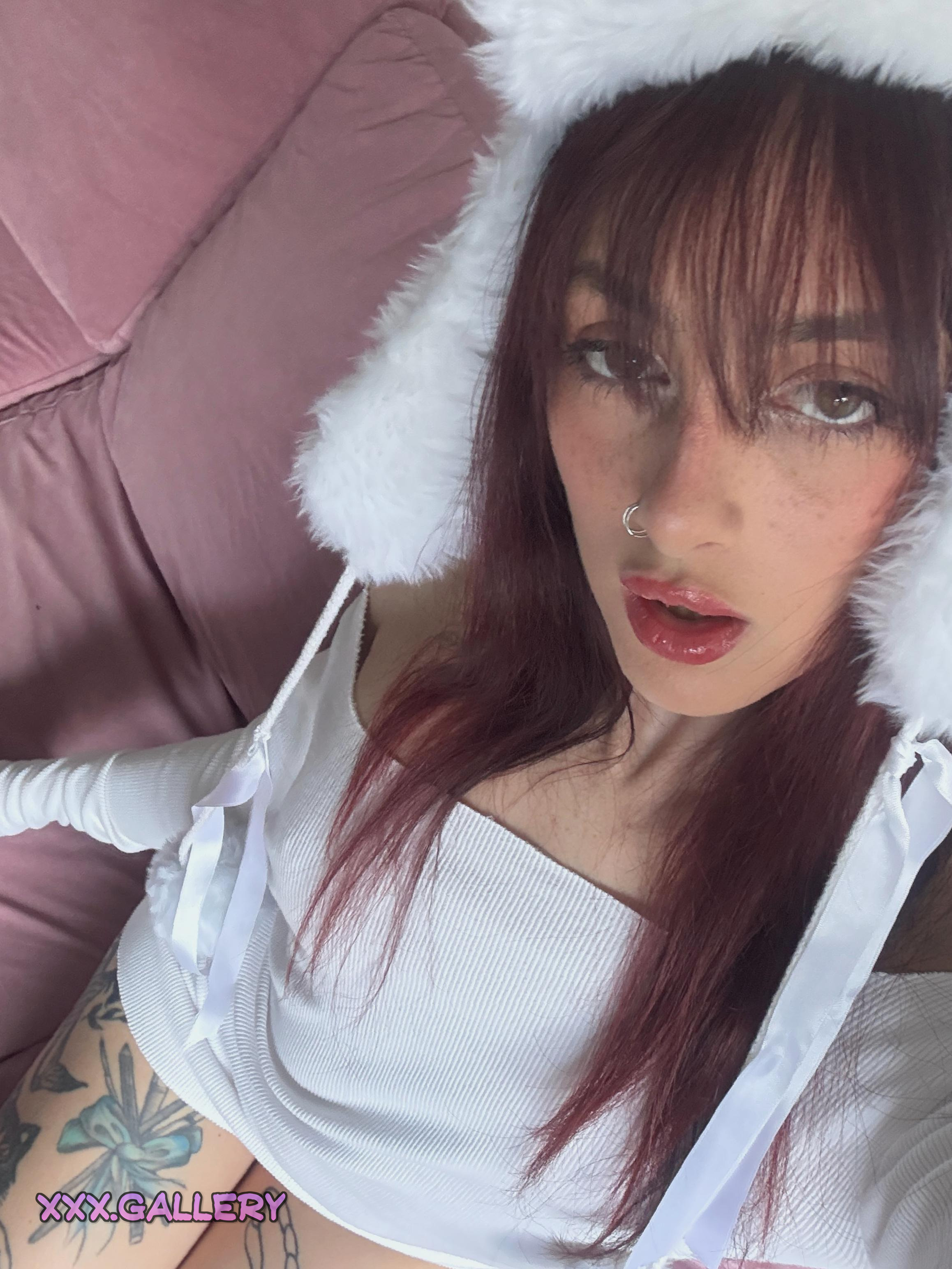 Slightly Tipsy & Unable to Entertain – Inviting a Friend With Benefits for a Relaxing Soak? 🛁️