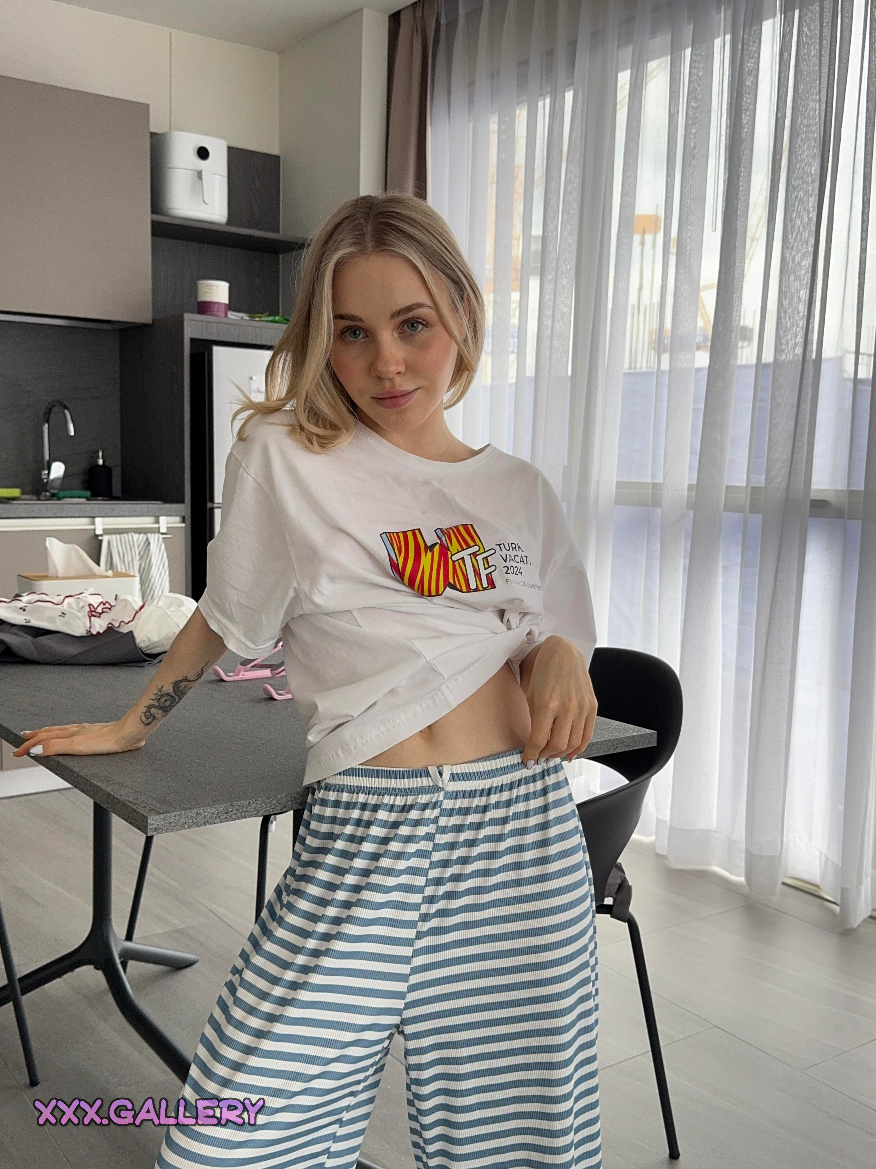 Is She Sweeter in Small Packages? 🧁💃