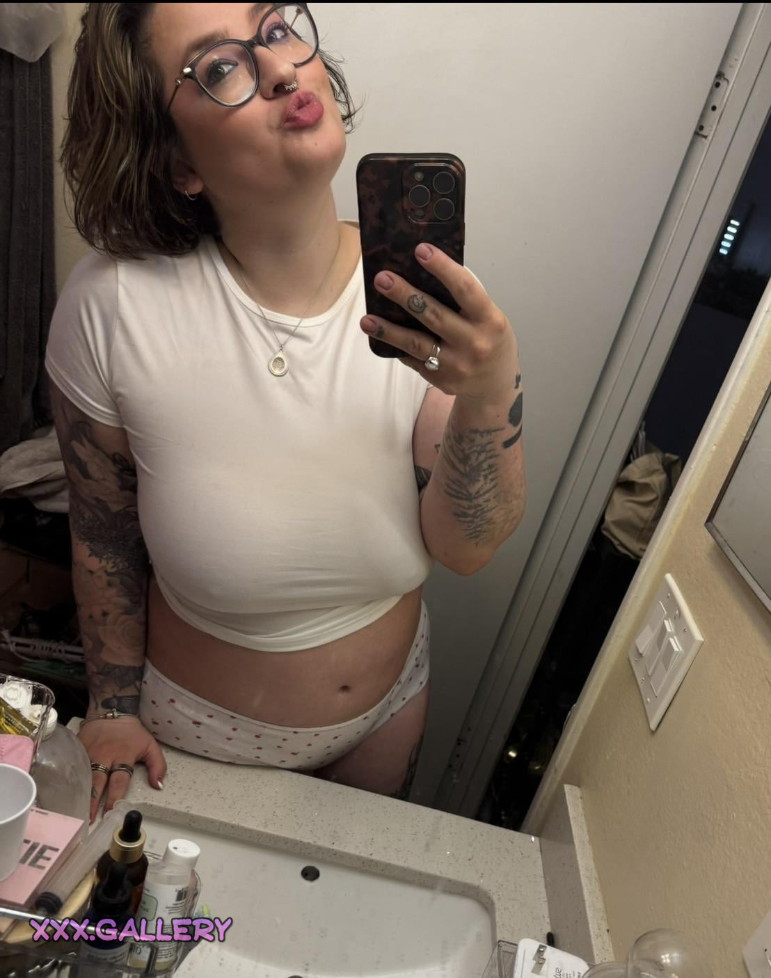 Sultry Brunette’s Seductive Selfie 💋