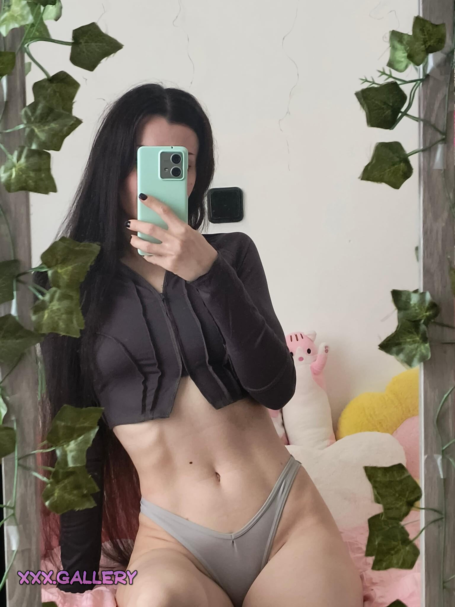 Brunette Babe Gets Naughty 💋