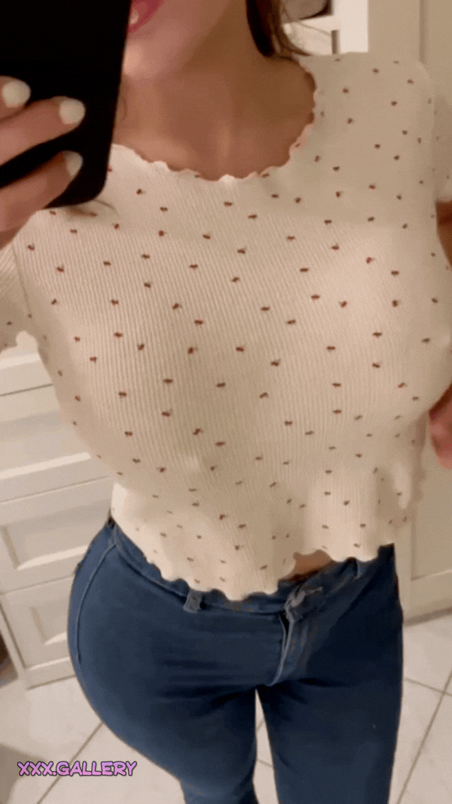 38-Year-Old Mom’s Ample Cleavage 🏆