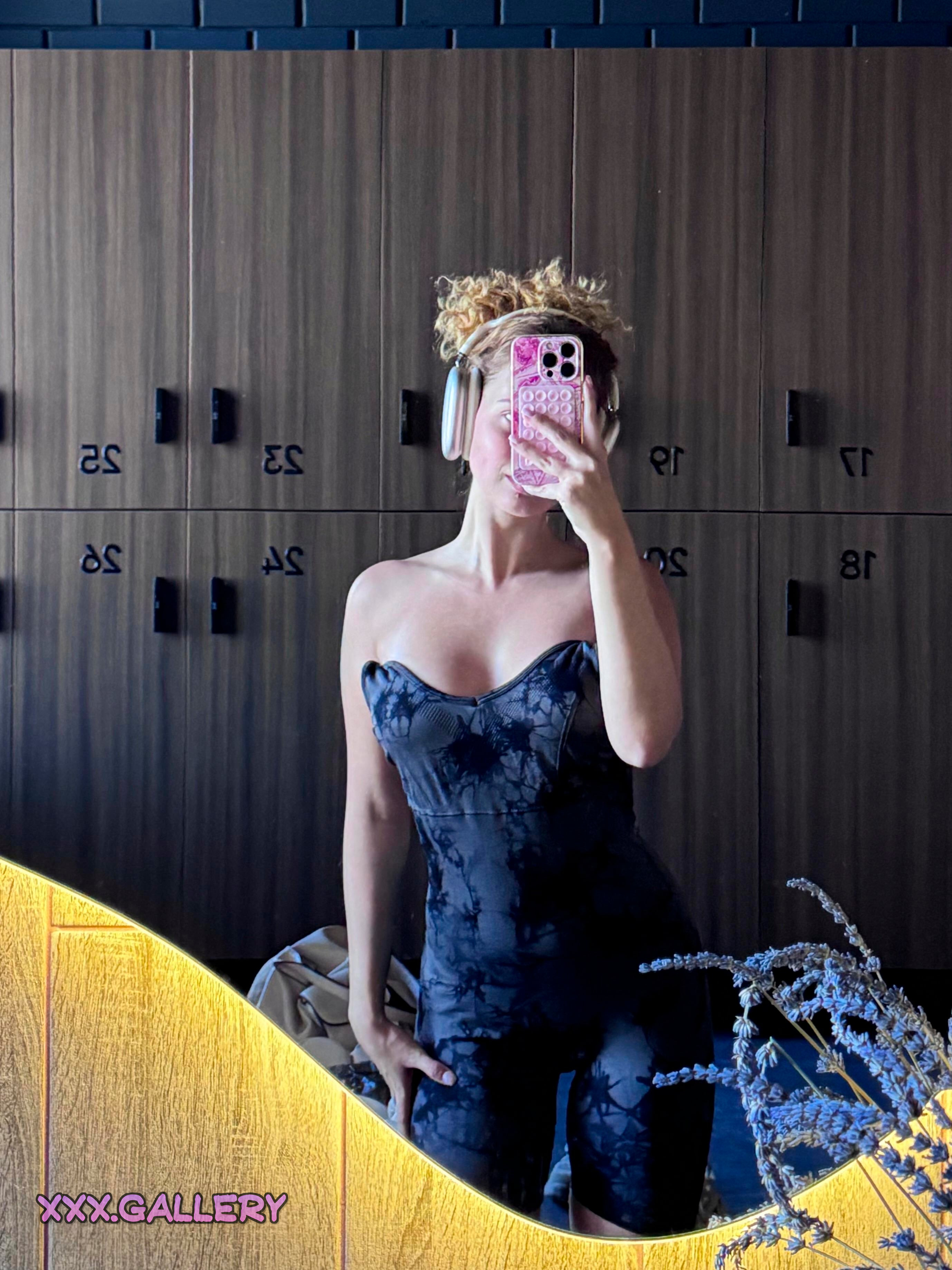 Searching for a Braless Fitness Coach? 🏋️💡