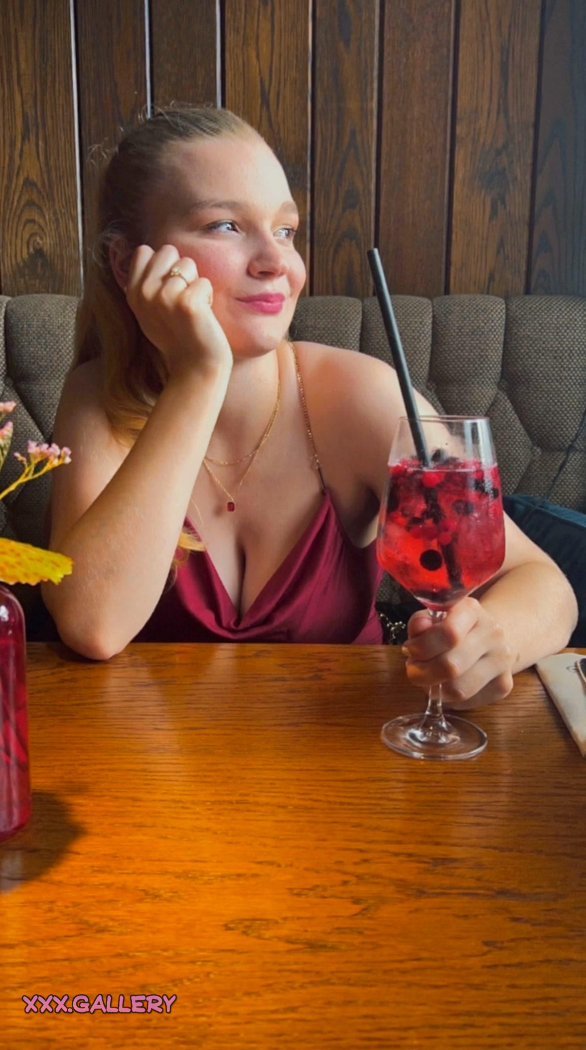 Meet Your Alluring Blonde Date 💋