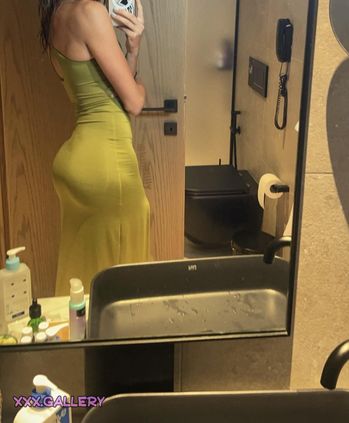 Brunette Babe Dressed to Thrill 💃🔥