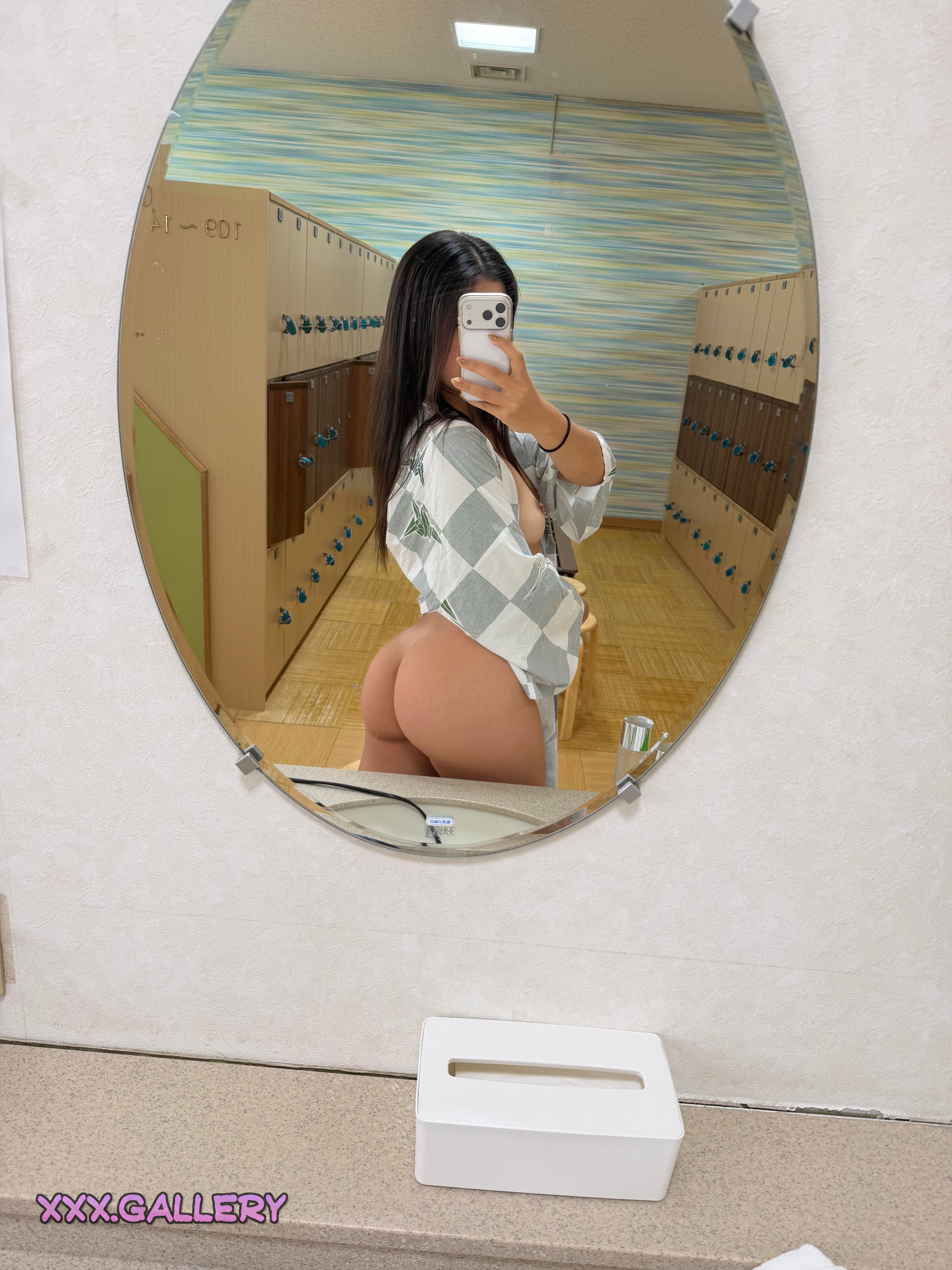 Discovering Intimate Moments in the Asian Girls’ Locker Room 🧑🏽🛁